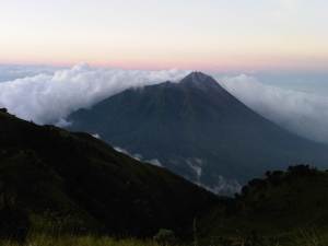 Gunung Merapi nan gagah berpayung awan berarak bersanding akrab dengan savana Merbabu nan cantik..